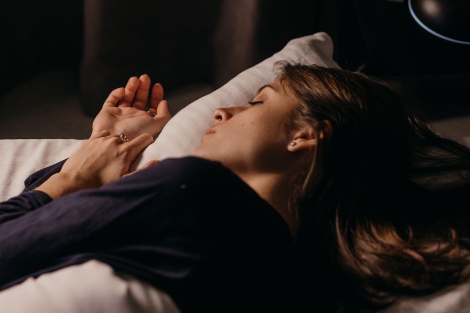 Posisi tidur menyamping dengan bantal penyangga yang membantu menjaga saluran napas tetap terbuka