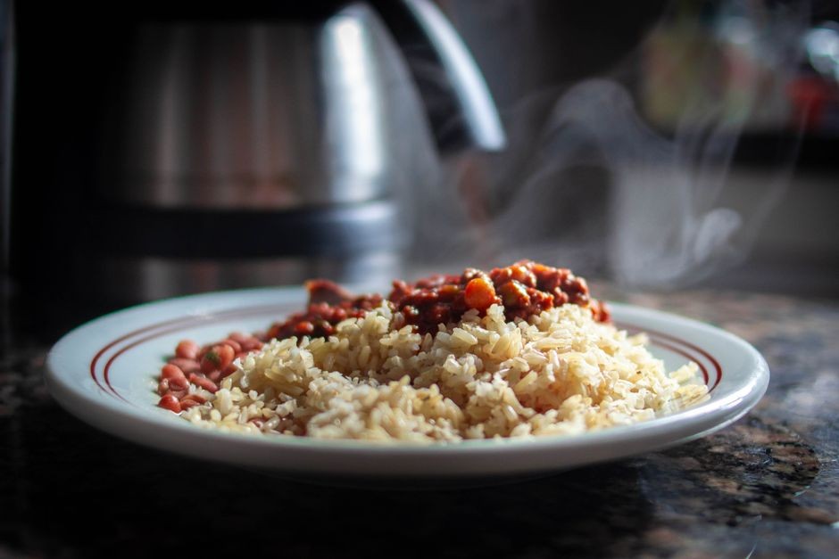 Porsi makanan seimbang dengan nutrisi protein dan serat