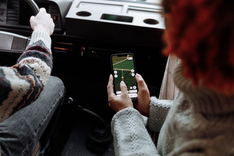 Layar peta GPS pada ponsel menampilkan titik lokasi pelacakan