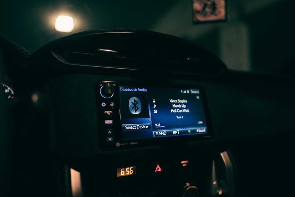 Sistem audio mobil dengan layar yang menampilkan menu koneksi Bluetooth