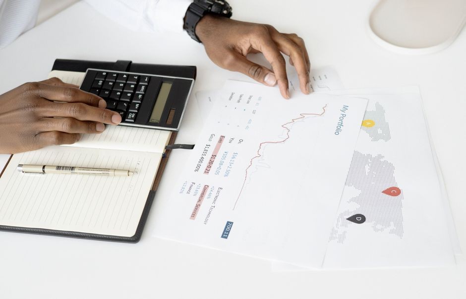 Layar laptop menampilkan grafik dan tabel data hasil olahan spreadsheet