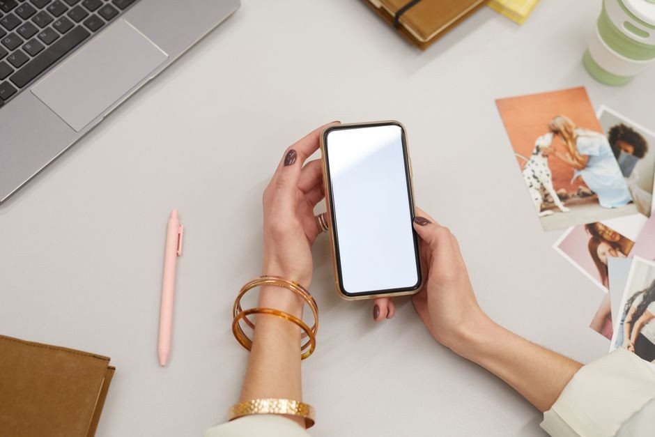 Tangan memegang HP menampilkan ikon file digital