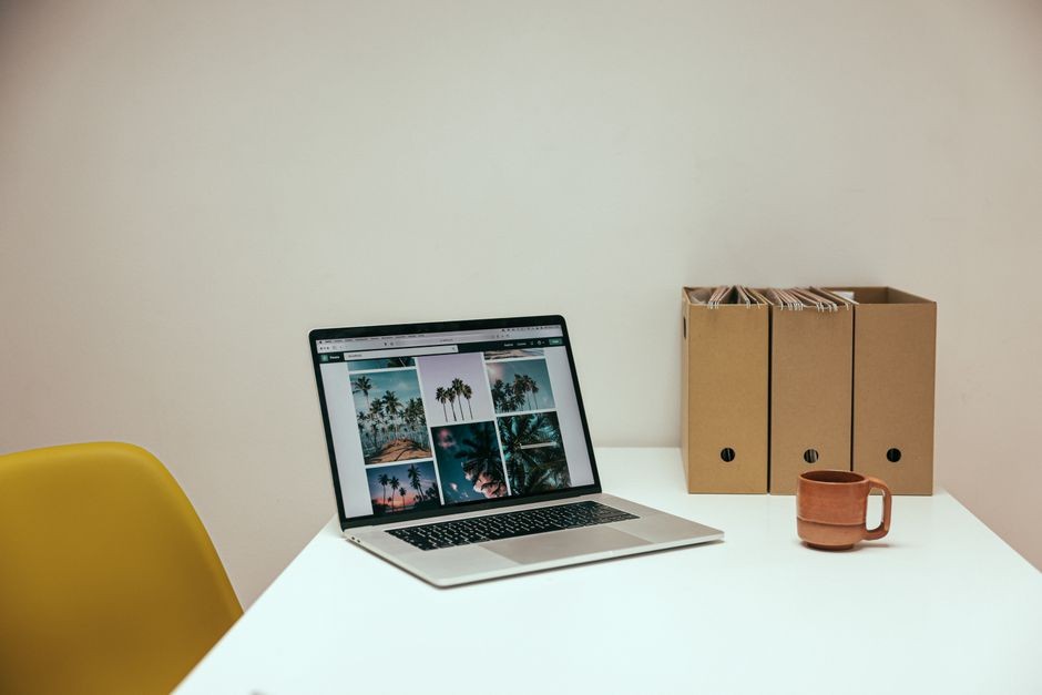 Layar laptop menampilkan jendela folder dan berkas