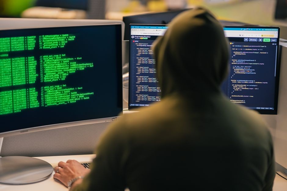 Ilustrasi perlindungan keamanan data pribadi di ponsel dari ancaman peretasan dan malware