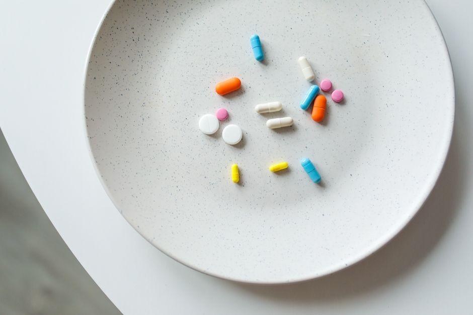 Strip obat pereda nyeri dengan beberapa tablet yang sudah dikeluarkan