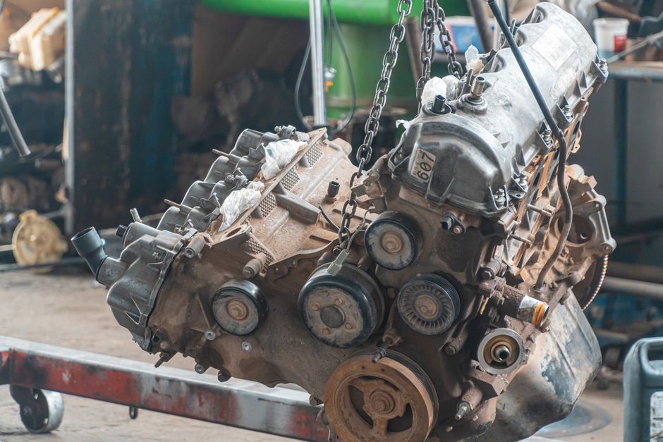 Teknisi bengkel memeriksa dan mengganti komponen mesin motor saat servis rutin