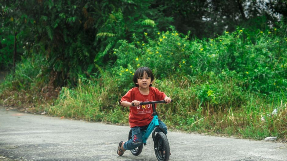 Motor melaju di jalan raya, satu-satunya titik kontak dengan aspal