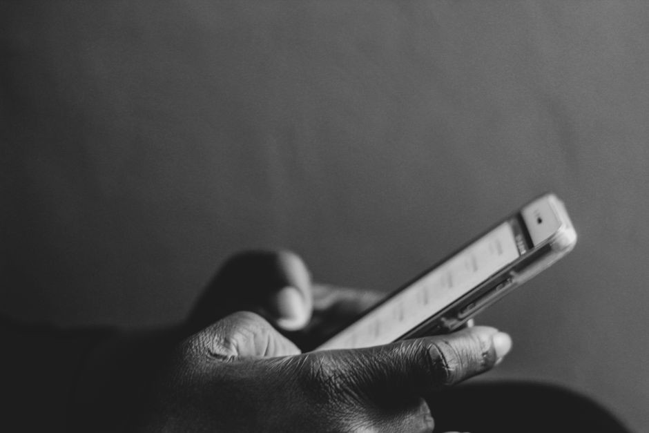 Tangan memegang ponsel saat mengecek nomor sendiri lewat aplikasi operator