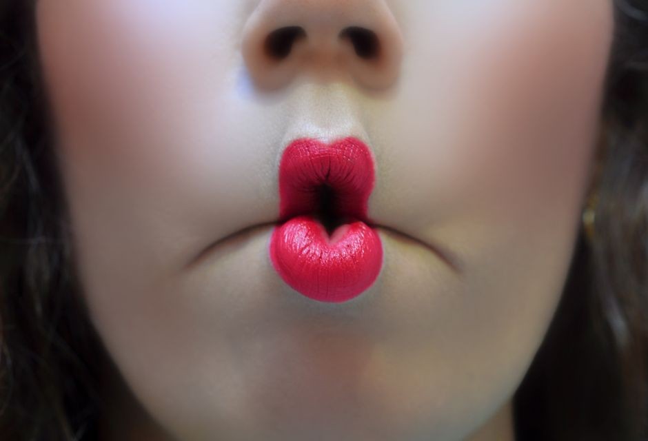 Kebiasaan menggigit dan menjilat bibir yang memperparah kekeringan