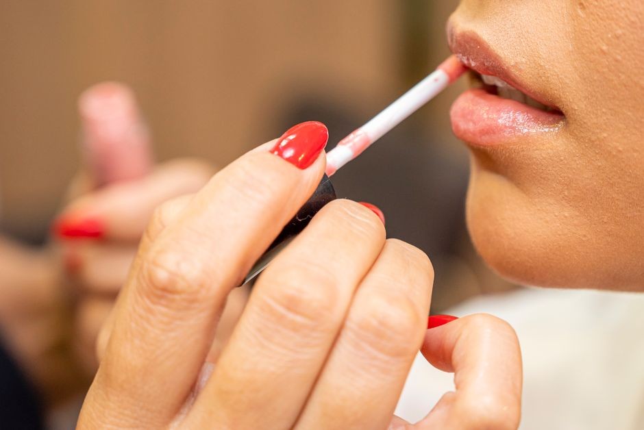 Pelembap bibir dan hidrasi yang membantu menjaga bibir tetap lembap