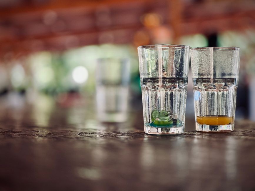 Gelas berisi air minum untuk rehidrasi saat diare