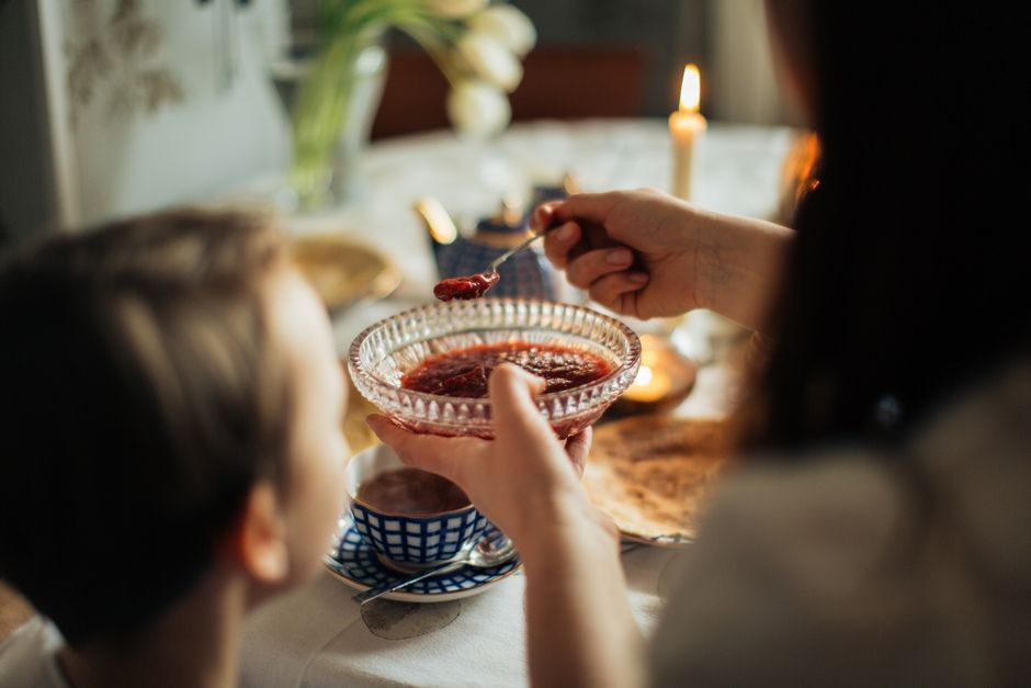 Ibu menyuapkan makanan lembut kepada anak yang sedang sakit