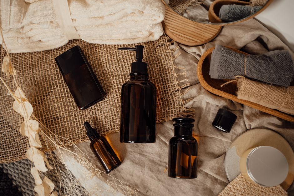 Botol parfum diletakkan di rak kamar mandi, ilustrasi tempat penyimpanan yang mempercepat oksidasi aroma.