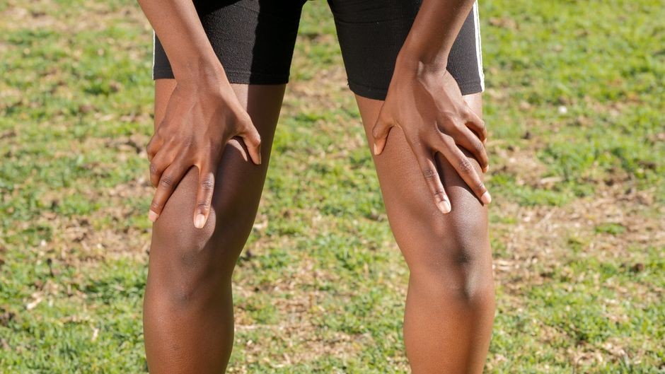Kaki tegang setelah olahraga dipijat perlahan untuk pemulihan otot