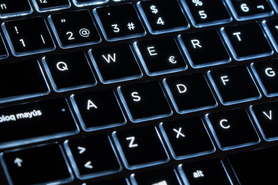 Tampilan keyboard virtual di layar ponsel saat proses pengetikan teks