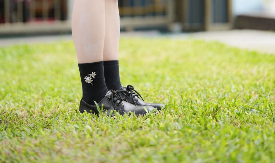 Sepatu sekolah warna hitam yang dipakai anak setiap hari