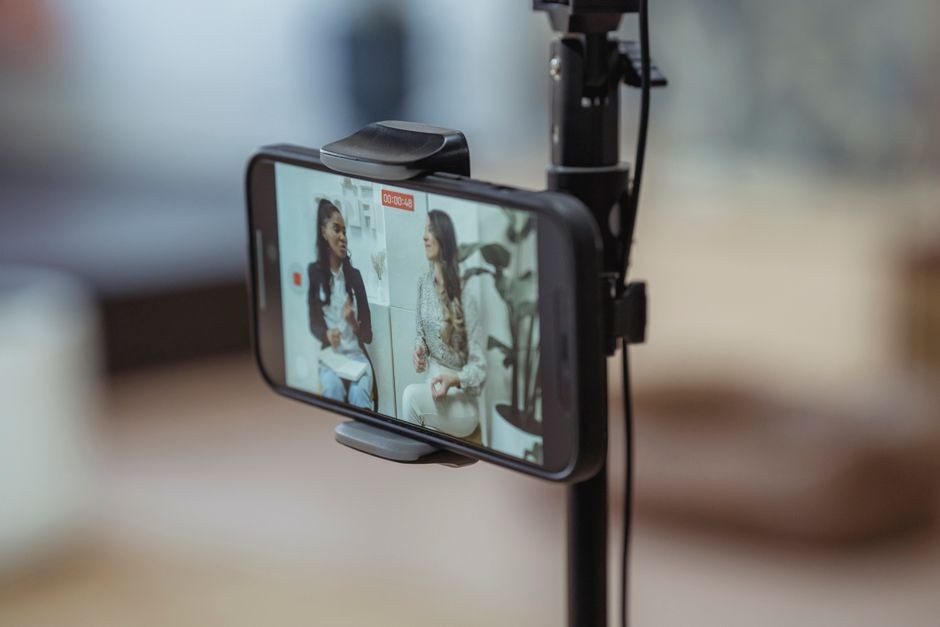 Layar HP menampilkan aplikasi edit video untuk memoles rekaman