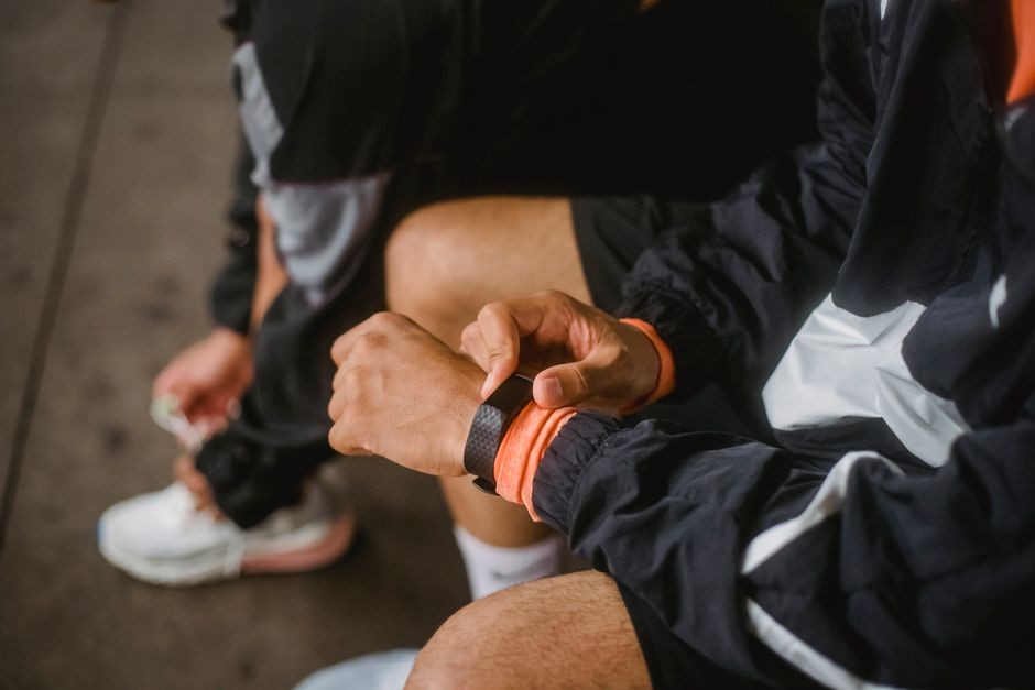 Smartwatch GPS melacak rute lari di luar ruangan tanpa membawa ponsel