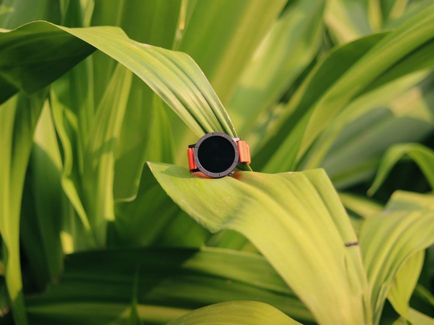 Tali strap silikon smartwatch yang menempel di pergelangan tangan seharian