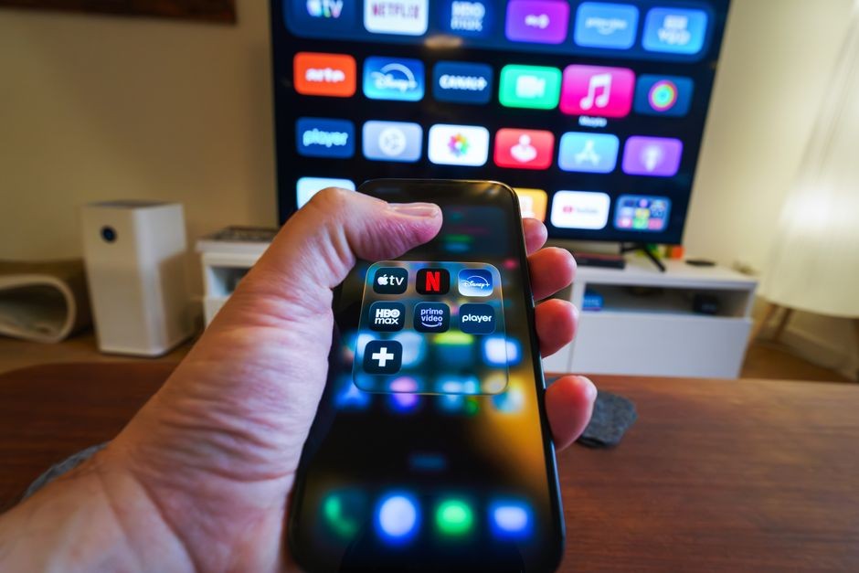 Seseorang menonton video streaming di HP dengan resolusi yang diturunkan untuk menghemat kuota