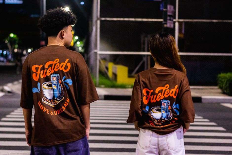Seseorang menyetrika kemeja dengan setrika baju agar rapi sebelum dilipat