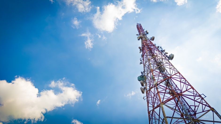 Ilustrasi tower pemancar sinyal telekomunikasi yang menentukan cakupan jaringan suatu wilayah