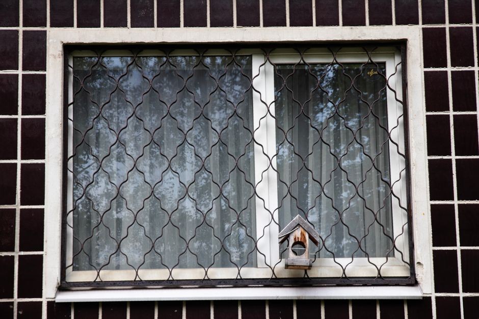 Kisi-kisi ventilasi roster pada dinding rumah, jalur udara alami yang menjaga sirkulasi tanpa membuka jendela penuh