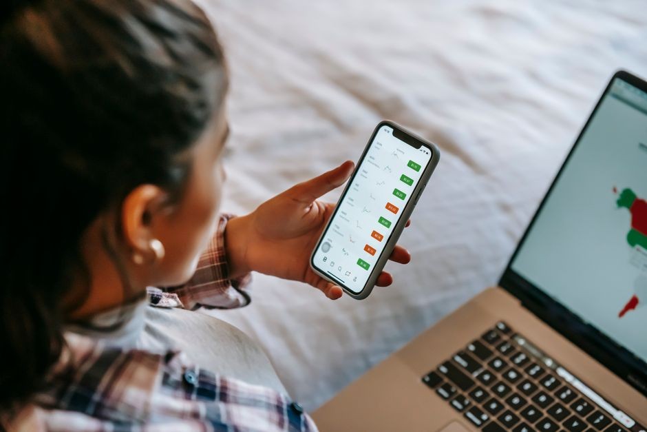 Ponsel dan laptop dengan tampilan pengaturan privasi akun