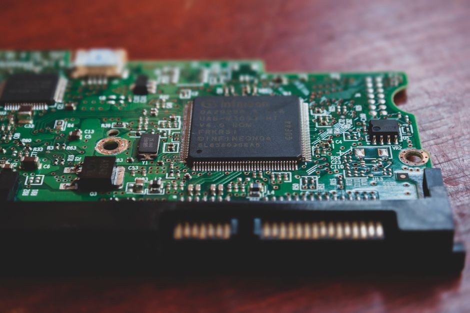 Komponen sirkuit mikrocip semikonduktor berkecepatan tinggi pada motherboard perangkat digital