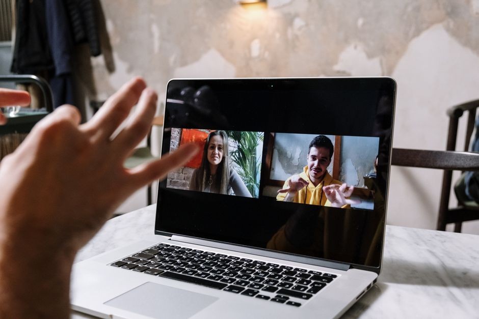 Ilustrasi penggunaan kamera webcam laptop saat panggilan video kerja