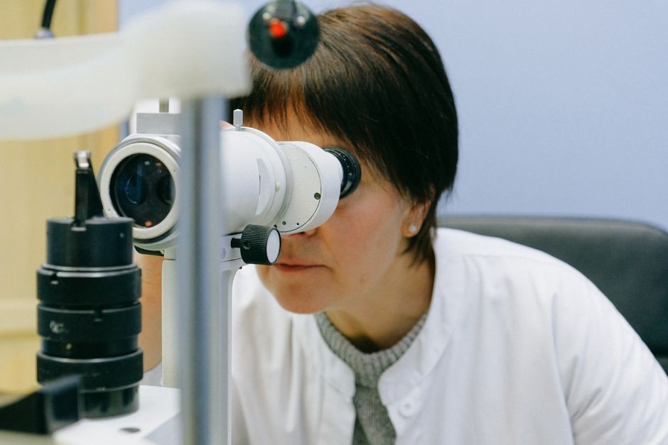 Dokter spesialis mata melakukan pemeriksaan kornea pasien menggunakan alat slit lamp biomicroscopy