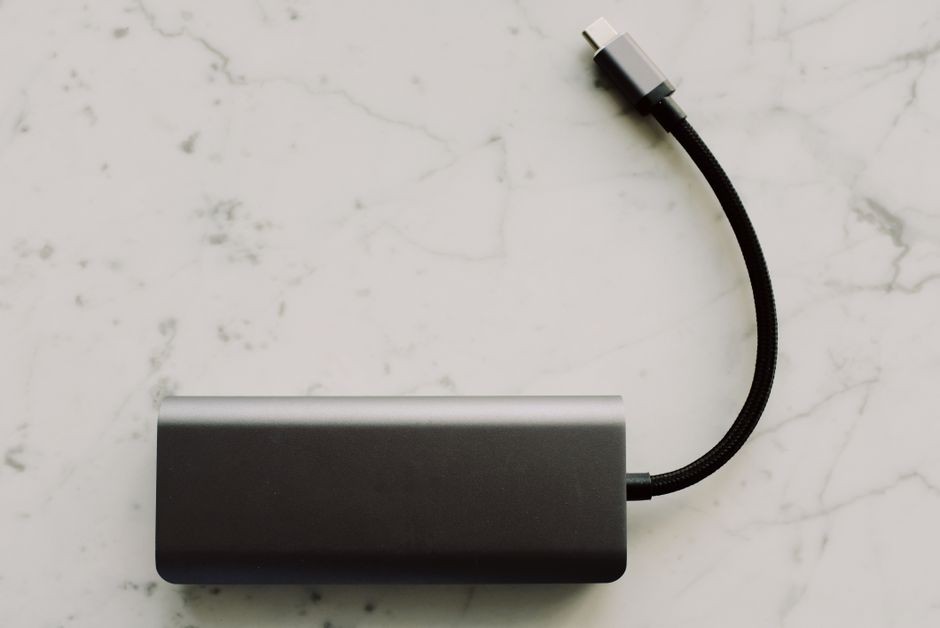 Powerbank portabel dengan kabel USB pengisi daya baterai