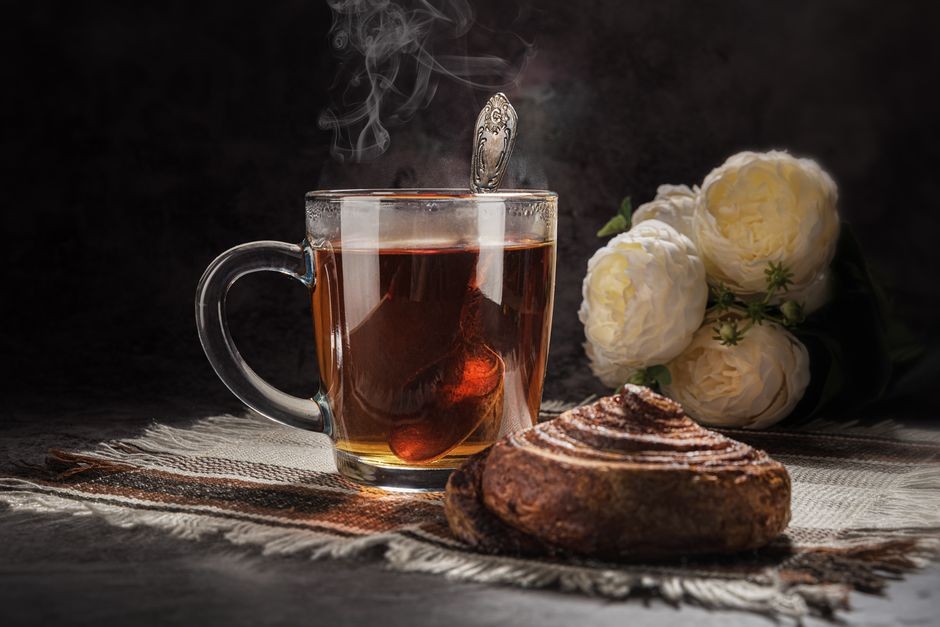 Secangkir teh manis hangat dan segelas susu yang sering keliru dijadikan teman minum obat