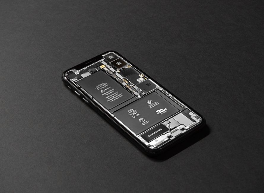 Komponen internal motherboard dan baterai lithium ponsel pintar modern