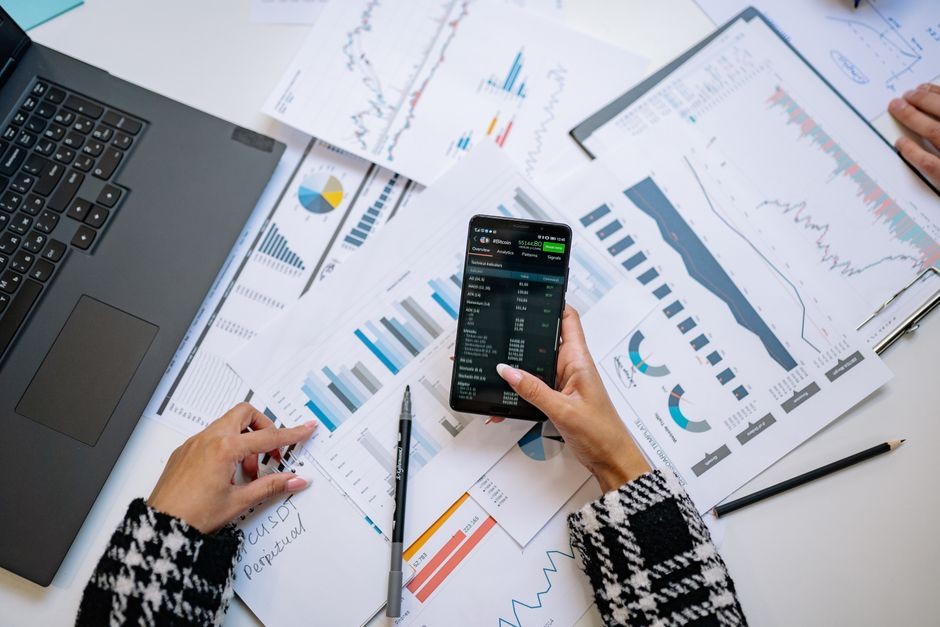 Ilustrasi pemindahan data kabel dari smartphone ke laptop di meja kerja