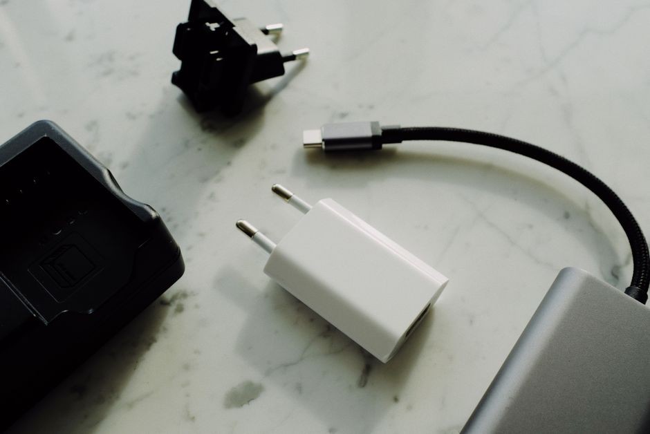 Kabel charger USB Type-C terhubung ke port smartphone untuk suplai daya listrik