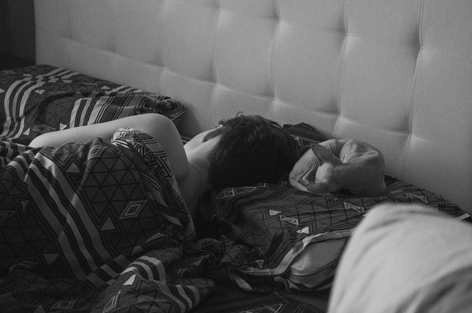 Seseorang sedang tertidur lelap di atas bantal kamar tidur