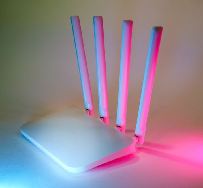 Perangkat router Wi-Fi nirkabel yang memancarkan sinyal gelombang frekuensi radio
