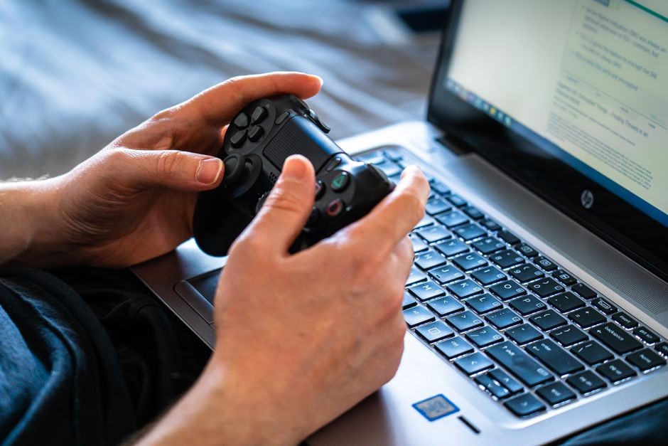Aktivitas upgrade memori hardware laptop di meja kerja