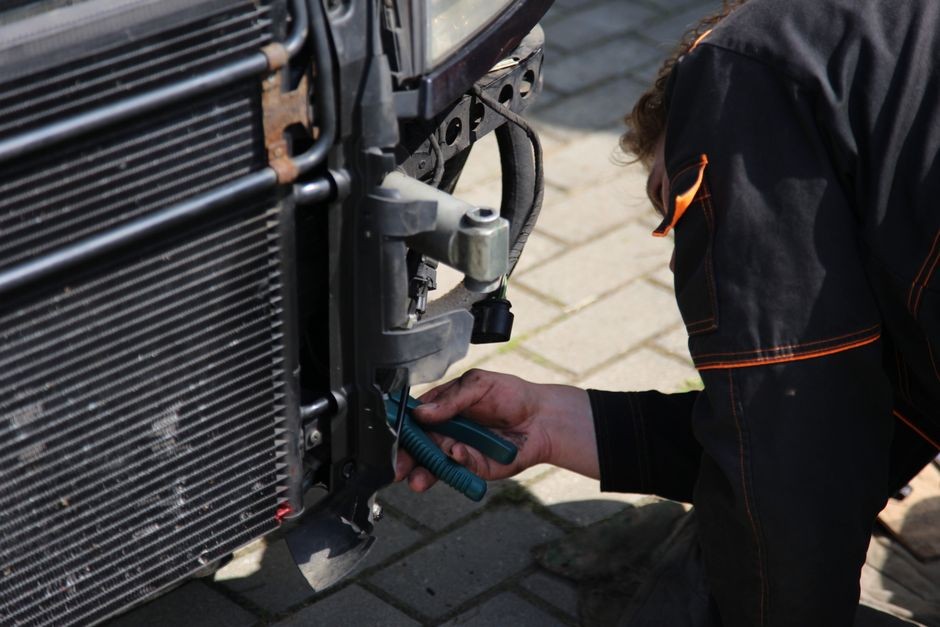 Mekanik profesional memeriksa dan memperbaiki sistem pendingin radiator kendaraan