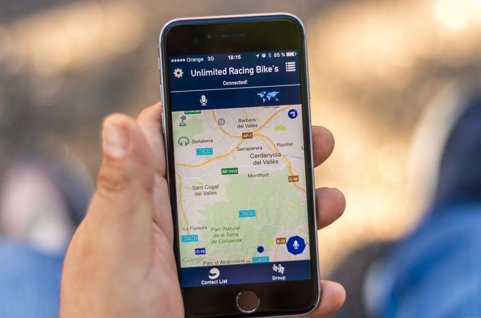 Tampilan layar smartphone yang menampilkan navigasi dan izin lokasi