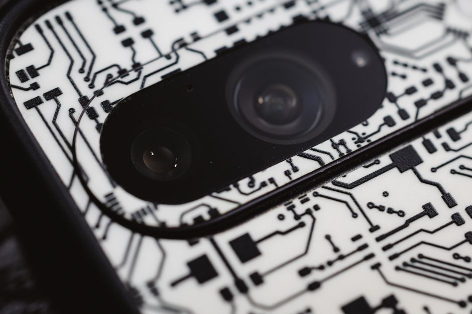 Pengguna memegang smartphone memeriksa setelan privasi dan keamanan