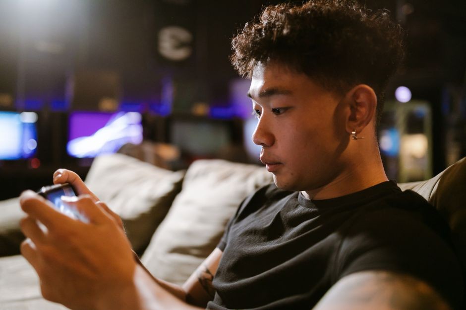 Seseorang bermain game di smartphone yang membutuhkan performa tinggi dan pendinginan optimal