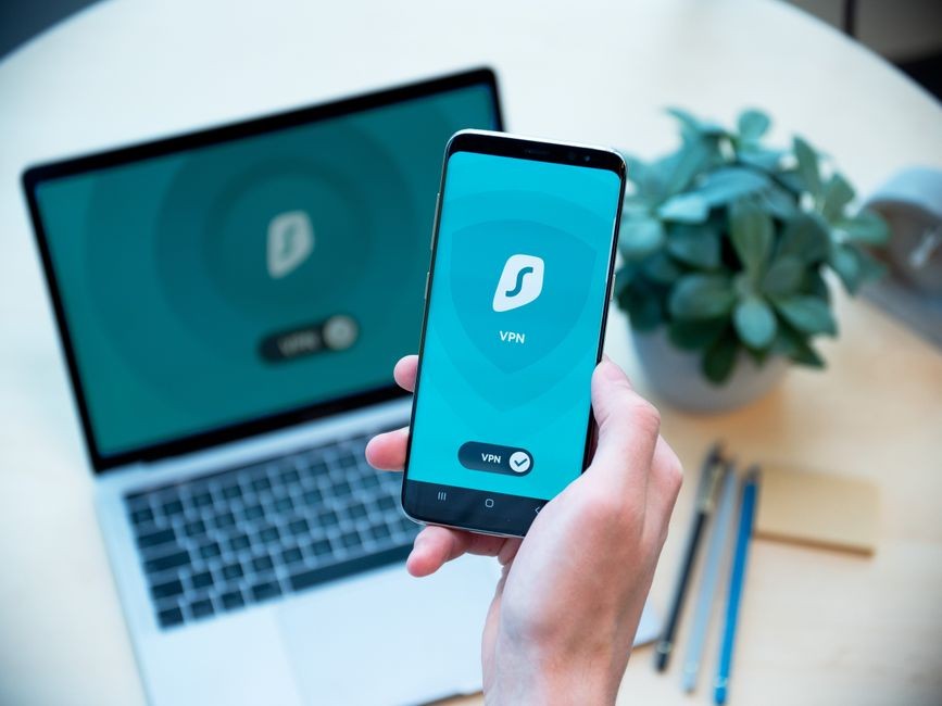 Ilustrasi pengamanan data dan enkripsi digital pada smartphone dan laptop