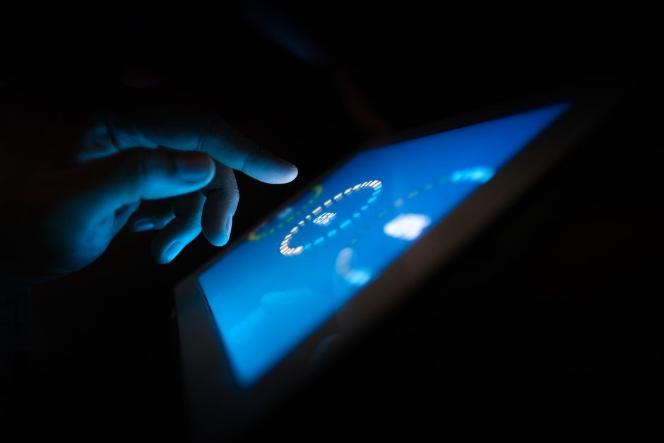Ilustrasi pemindaian sensor sidik jari biometrik modern untuk keamanan digital