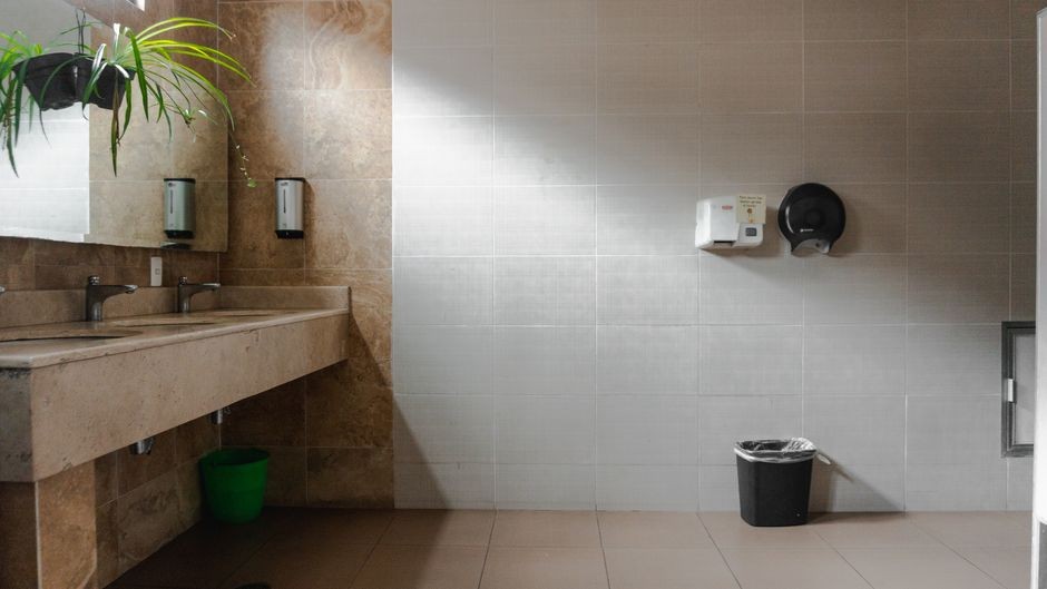 Mesin pengering tangan otomatis terpasang di dinding toilet umum