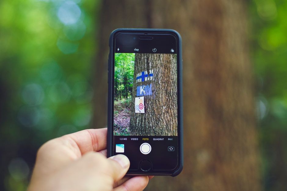Pengguna memantau peta pelacakan lokasi di layar smartphone
