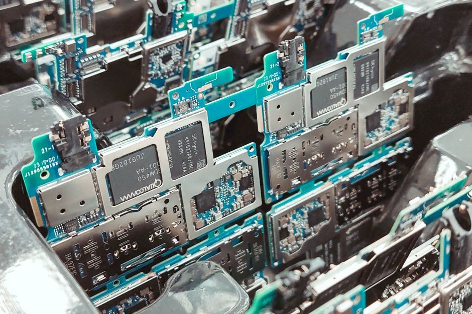 Dekat dengan papan sirkuit rumit di sebuah pabrik Vietnam, menangkap produksi elektronik modern.