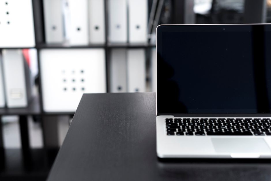 Layar laptop di meja kantor yang dibiarkan menyala tanpa pengawasan