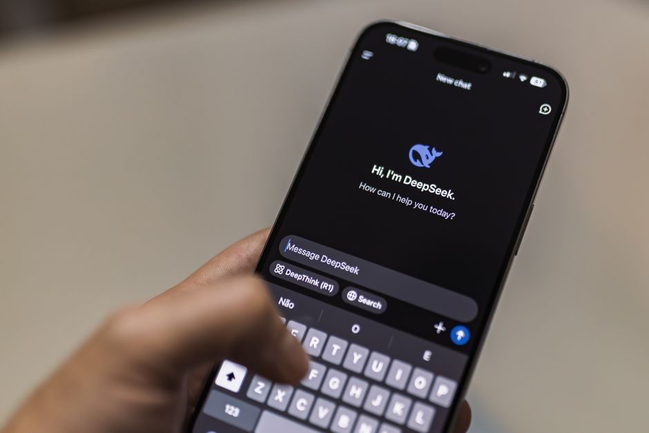 Pengguna memeriksa setelan keamanan dan otentikasi biometrik pada ponsel pintar